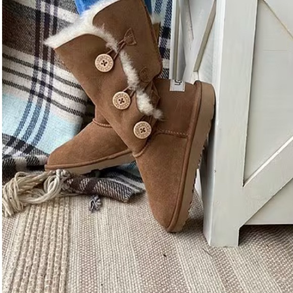 Ugg Girls' Bailey Button Triplet II Boots (Youth) size 1 - Picture 2 of 8